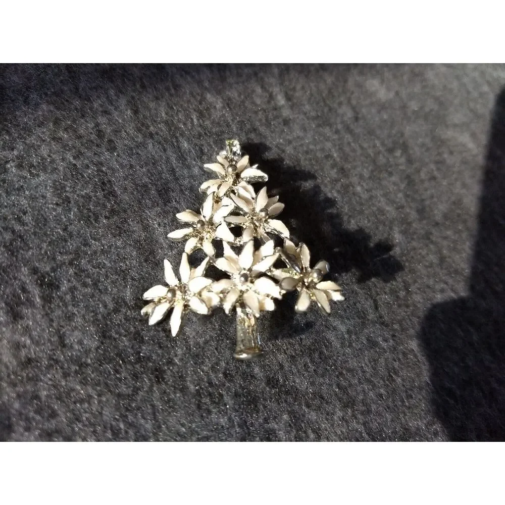 LIA Lianna White Enamel Poinsettia Christmas Tree Brooch Rhinestone Star Box VTG